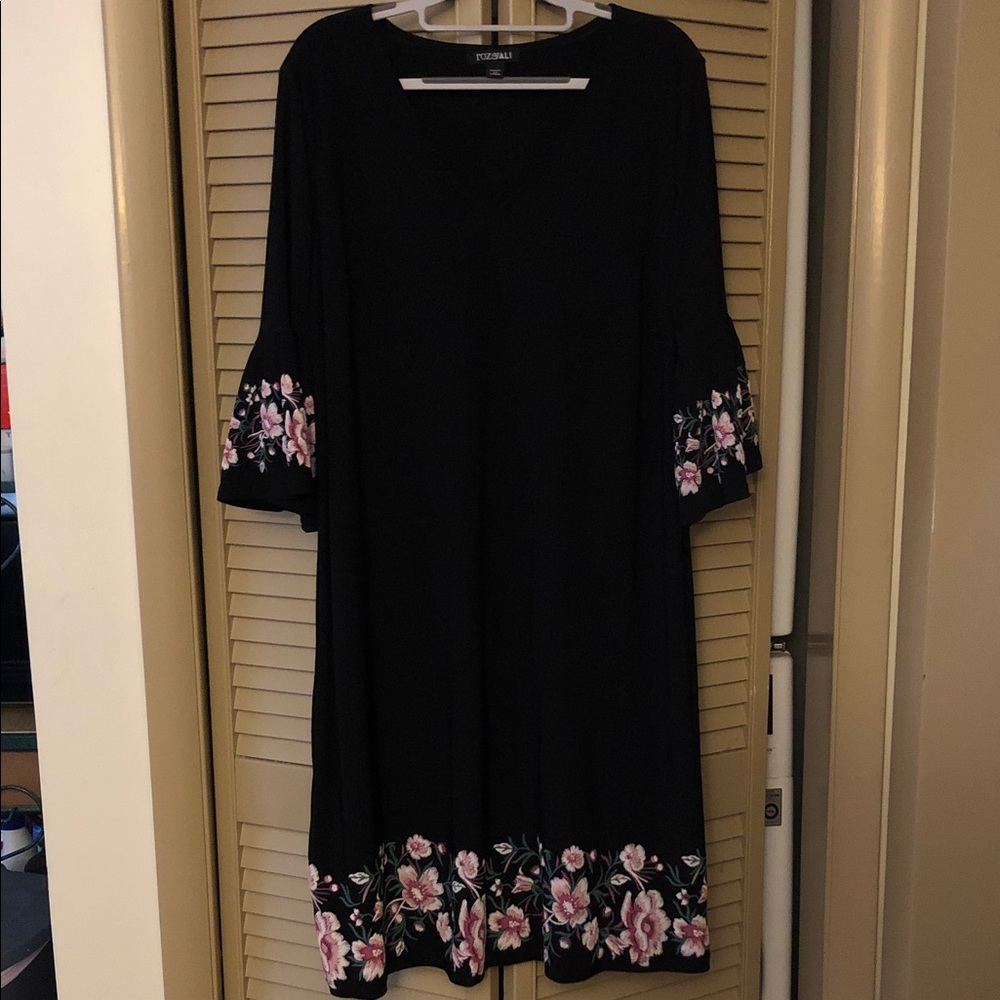 Roz & Ali Black Women's Top with Crew Neck